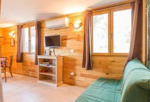 CHALET PISCINE COUVERTE/JARDIN/TERRASSE House in Le Beausset