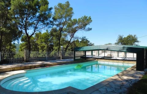 CHALET PISCINE COUVERTE/JARDIN/TERRASSE House in Le Beausset