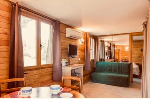 CHALET PISCINE COUVERTE/JARDIN/TERRASSE House in Le Beausset