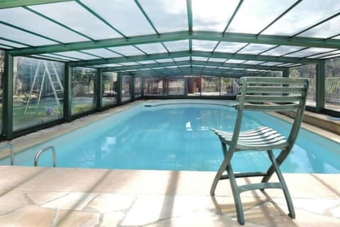 CHALET PISCINE COUVERTE/JARDIN/TERRASSE House in Le Beausset