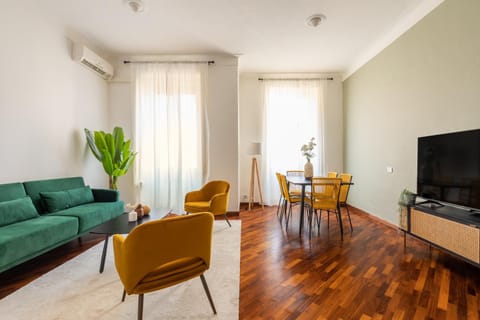 TV and multimedia, Living room, Seating area, Evening entertainment, air conditioner