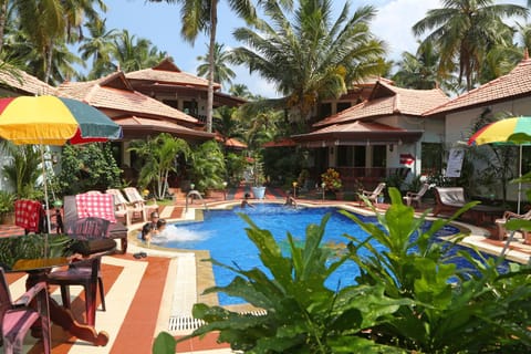 Property building, Patio, Facade/entrance, Garden, Pool view, Swimming pool, group of guests, sunbed