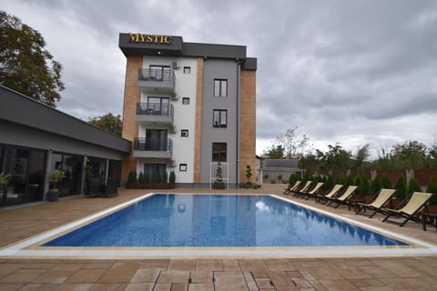 Property building, Day, Pool view, Swimming pool, Swimming pool, sunbed