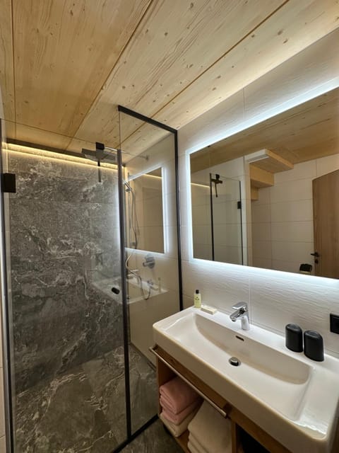 Shower, Bathroom, towels