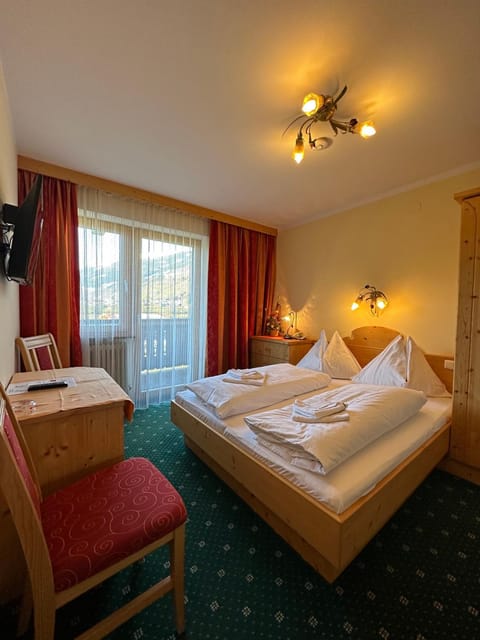 Bed, TV and multimedia, Photo of the whole room, Seating area, Bedroom