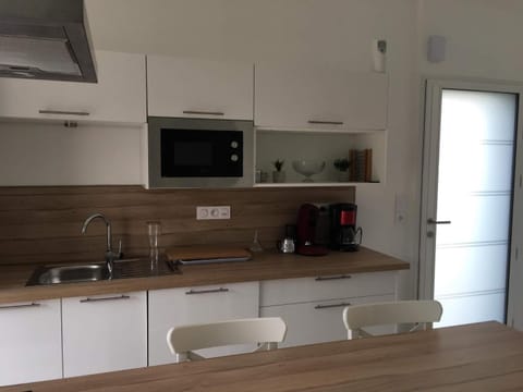 Kitchen or kitchenette, Dining area, minibar, pet friendly, stove