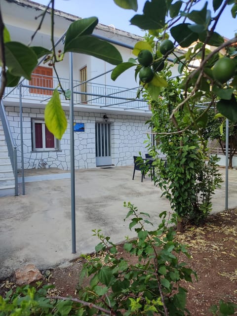 Et In Arkadia Ego House in Leonidio