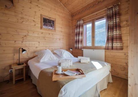 Photo of the whole room, Bedroom, Mountain view