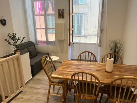 Seating area, Dining area