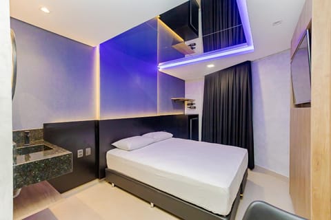 Toilet, Bed, oven