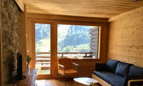 Communal lounge/ TV room, Natural landscape, TV and multimedia, Living room, Mountain view, Entertainment