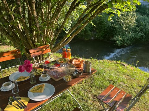 Day, Natural landscape, Garden, Food and drinks, Dining area, Food, Garden view, River view, Drinks