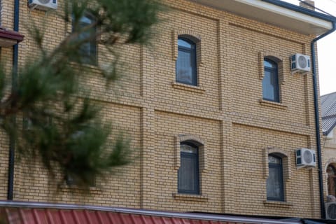 Property building, Facade/entrance, Day