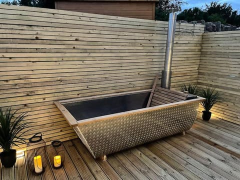 Shower, Hot Tub, Balcony/Terrace
