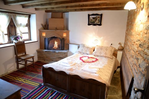 Shower, Toilet, TV and multimedia, View (from property/room), Decorative detail, Bedroom