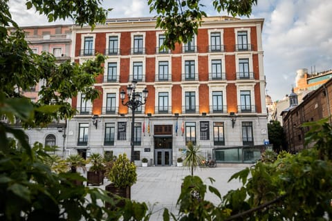 Facade/entrance, Off site, Decorative detail, Street view