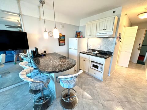 Kitchen or kitchenette, Dining area, minibar, stove, kitchen