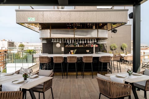 Restaurant/places to eat, Balcony/Terrace