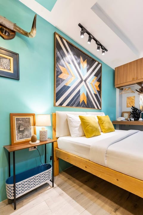 Bed, Living room, Photo of the whole room, Seating area, Bedroom