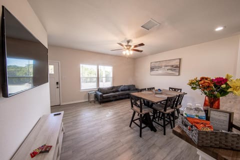 Lakeshore Retreat House in Canyon Lake