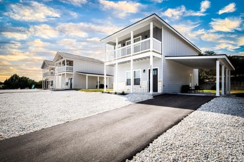 Lakeshore Retreat House in Canyon Lake