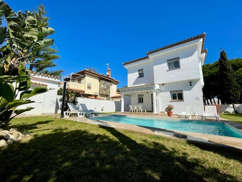 Property building, Garden, Swimming pool, sunbed