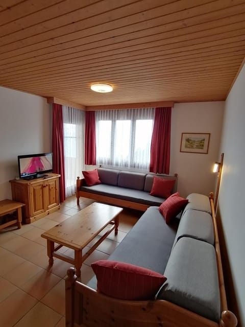 Communal lounge/ TV room, Bed, TV and multimedia, Living room, Photo of the whole room, Seating area, Evening entertainment, Bedroom