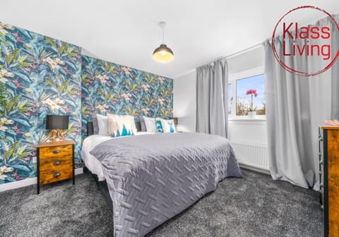 Bed, Decorative detail, Bedroom, Guests, group of guests, cot, Family