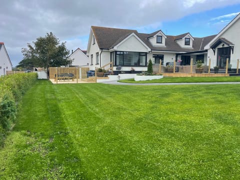 Beautiful 3-Bed House in Sunny Killough Down House in Northern Ireland