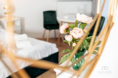 Bed, Living room, Photo of the whole room, Decorative detail, Seating area, Bedroom, On site