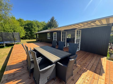 Renoveret sommerhus nær fjord - Stor terrasse, have & plads til 7 gæster House in Zealand