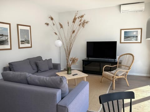 TV and multimedia, Living room, Seating area, Evening entertainment