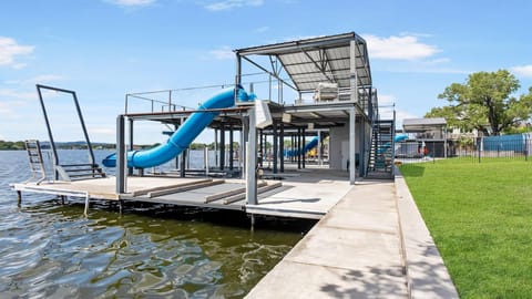 Luxury Waterfront Pool Hot Tub Boat Slips House in Kingsland