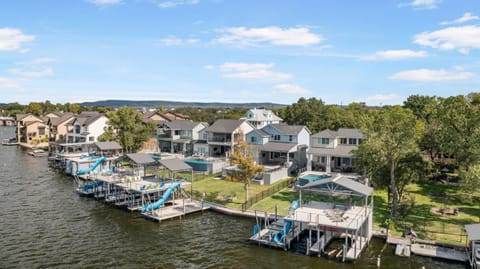 Luxury Waterfront Pool Hot Tub Boat Slips House in Kingsland