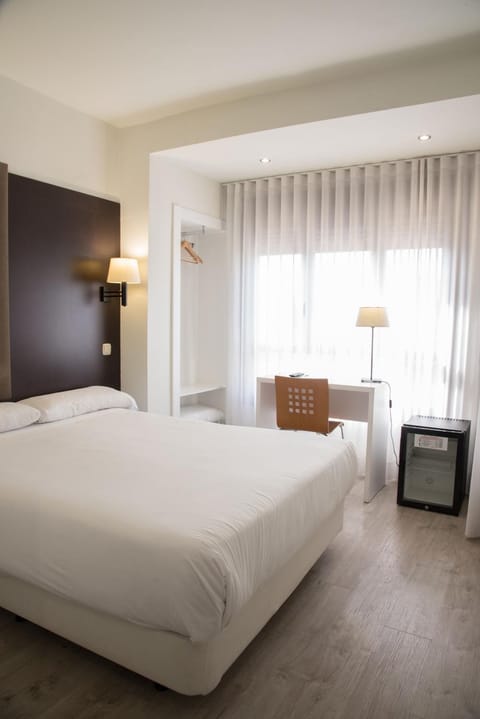 Bed, Photo of the whole room, air conditioner