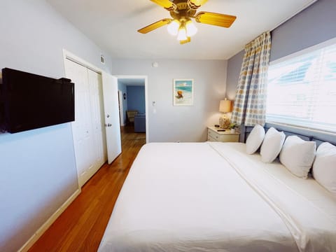 Bed, TV and multimedia, Photo of the whole room, Bedroom