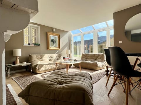 Patio, Garden, TV and multimedia, Living room, Seating area, Garden view