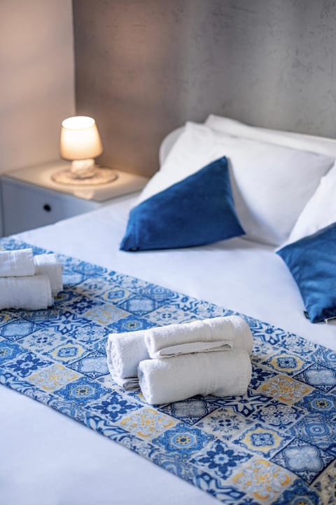 Bed, Bedroom, towels