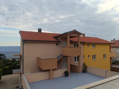 Property building, Facade/entrance, BBQ facilities, Parking