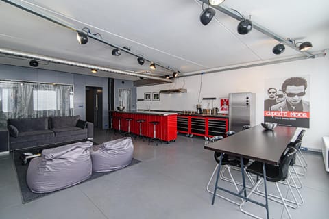 Kitchen or kitchenette, Living room, Lounge or bar, Seating area, Dining area