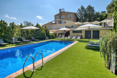Property building, Day, Garden view, Swimming pool