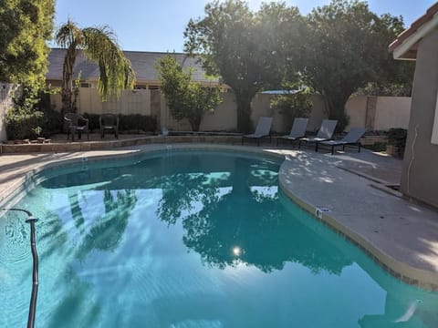 Heated Pool - Spacious, Cheerful Home 5br/3bath House in Tempe