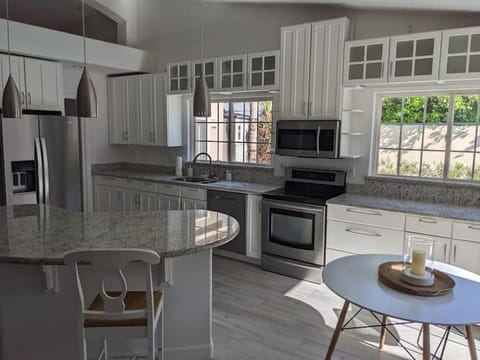 Heated Pool - Spacious, Cheerful Home 5br/3bath House in Tempe