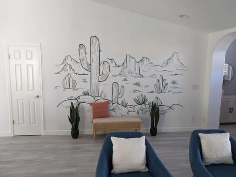 Heated Pool - Spacious, Cheerful Home 5br/3bath House in Tempe