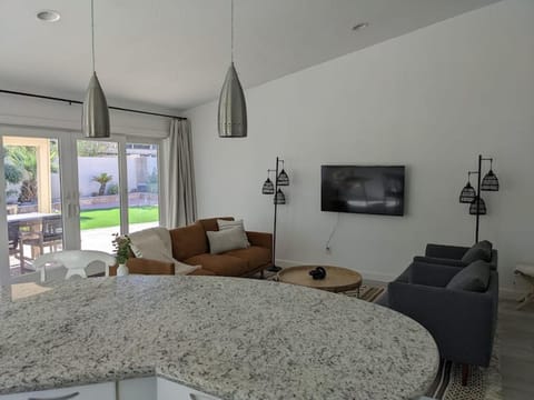 Heated Pool - Spacious, Cheerful Home 5br/3bath House in Tempe