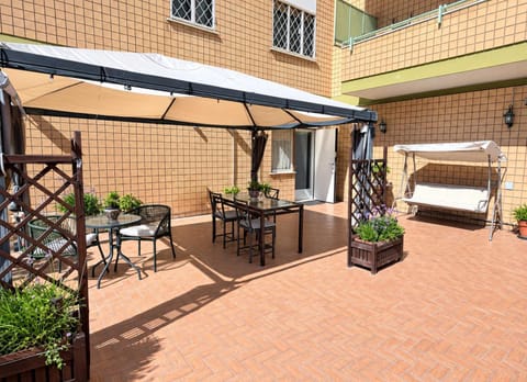 Property building, Patio, Spring, Day, Garden, Garden, Balcony/Terrace, Garden view