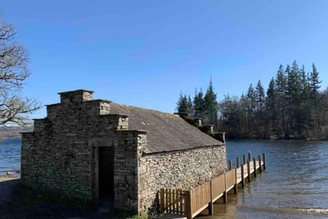 Bank Chambers in Bowness with Hot Tub and Lake Access Apartment in Bowness-on-Windermere