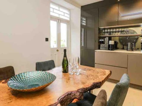 Bank Chambers in Bowness with Hot Tub and Lake Access Apartment in Bowness-on-Windermere