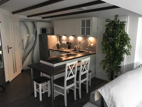 Kitchen or kitchenette, Dining area, pet friendly, stove