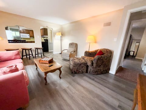 3 Bed, 1 Bath, Upper Flat Apartment in Lake Erie